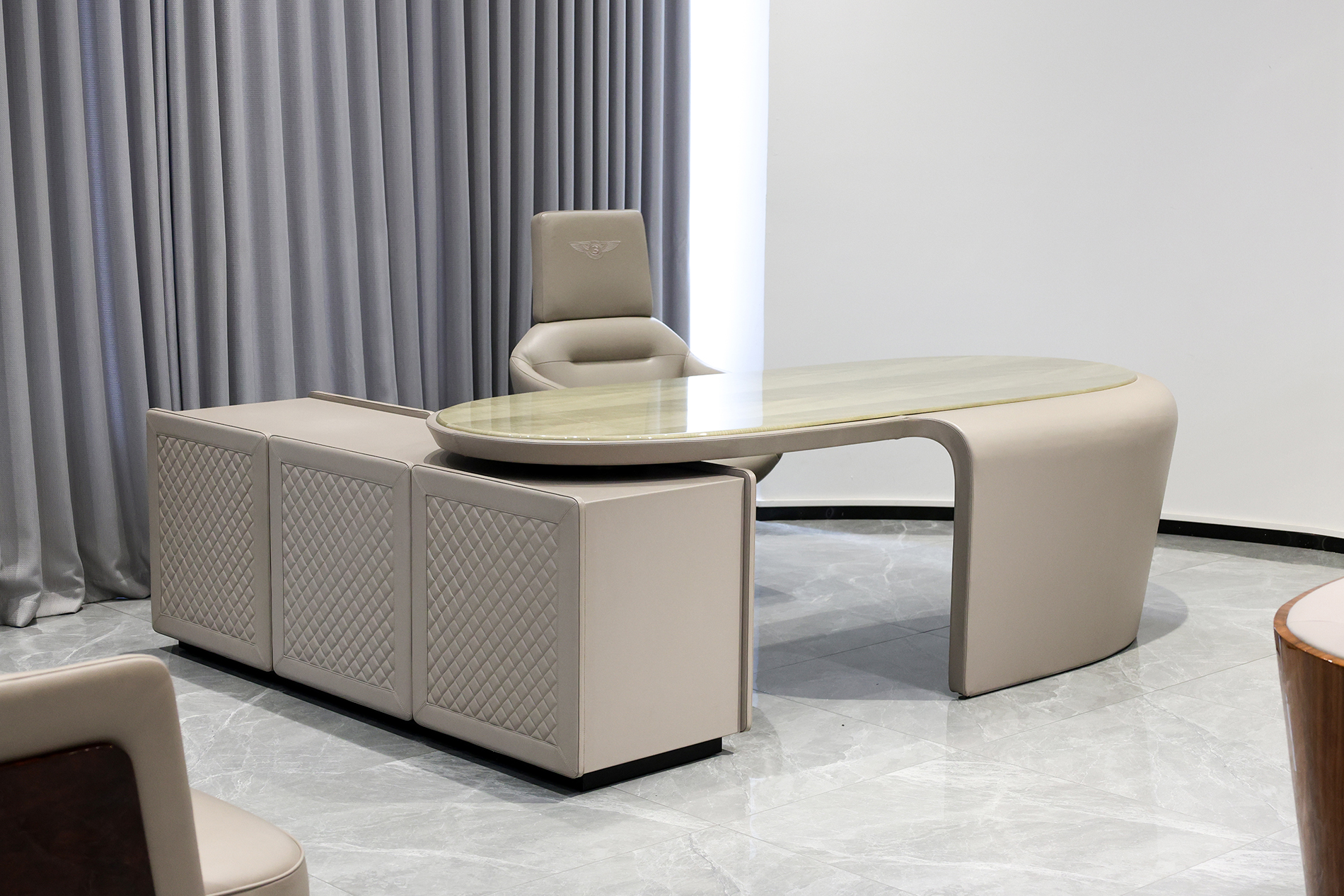 新购置的办公家具是否存在甲醛超标问题？又该如何挑选呢？Do newly purchased office furniture have formaldehyde issues? And how should we choose?